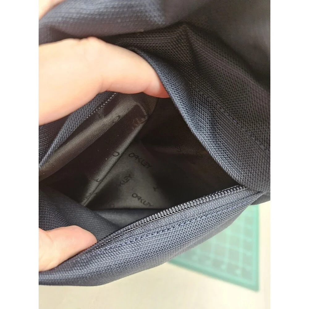 Oakley Modelo Oro Cerveza Backpack w padded laptop sleeve Blue